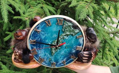 Сувенир "Сказочная Камчатка" часы на подставке с двумя статуэтками 